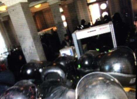 Депутаты требуют от Рыбака вывести из Рады вооруженных людей (ФОТО)