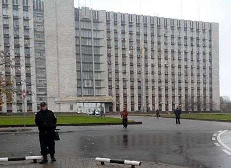 Входы в Донецкую ОГА заварили железными щитами (ФОТО)