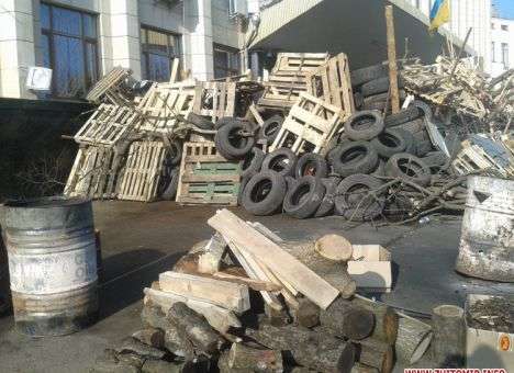 Под дверь Житомирской ОГА принесли «голову» Ленина (ФОТО)