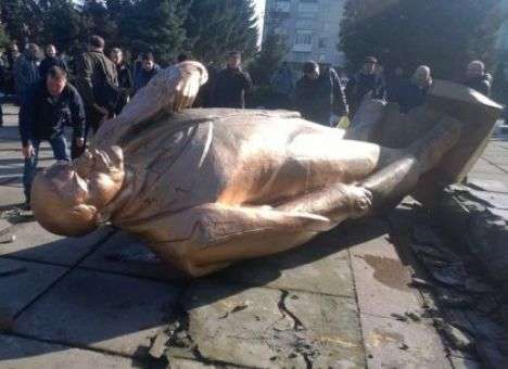 На Хмельнитчине, Виннитчине и Киевщине снесли памятники Ленину (ФОТО, ВИДЕО)