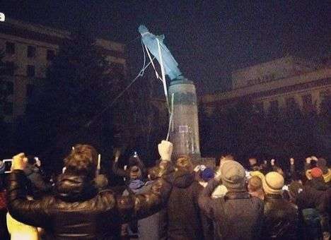 В Днепропетровске повалили памятник Ленину