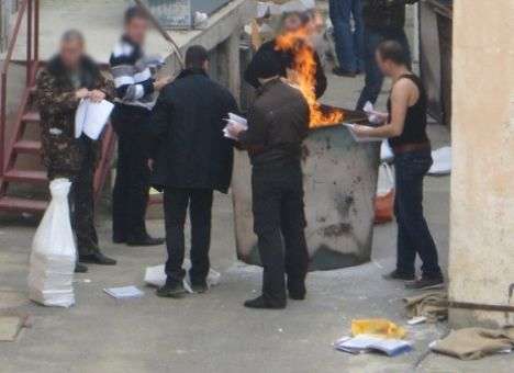 В Крыму СБУшники сжигают документы (ФОТО)