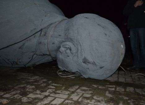 В Сумах повалили последний памятник Ленину (ВИДЕО)