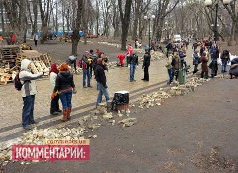 В центре столицы проходит «стихийный субботник» (ФОТО)