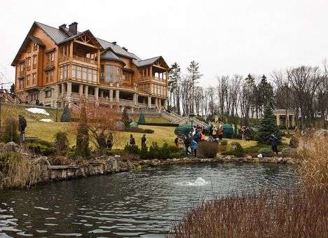 «Межигорье» превратилось в туристическую достопримечательность (ФОТО)