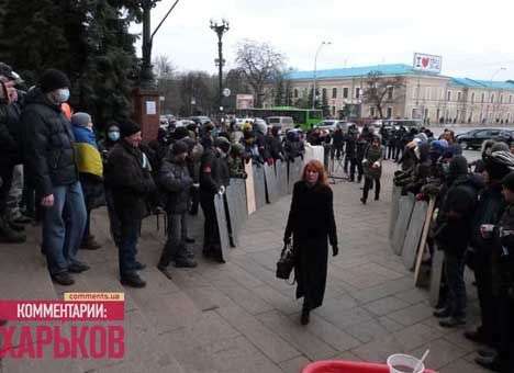 В Харькове под ОГА требуют отставки Добкина и Кернеса