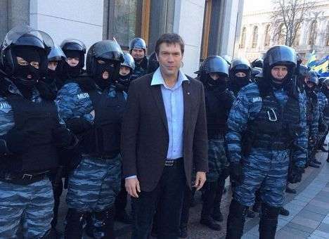 «Регионал» Царев у своего дома «братался» с «майдановцами»