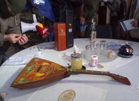 Экс-губернатор Житомира хранил в кабинете списки майдановцев и балалайку (ФОТО)