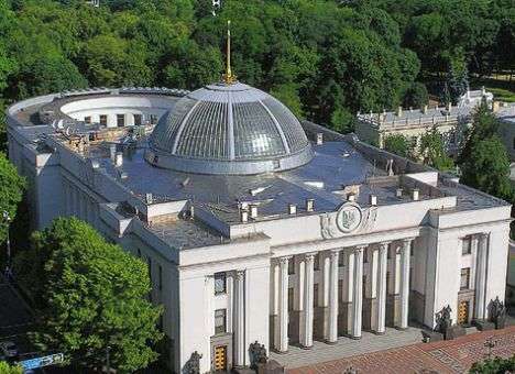 Со шпиля здания Рады срезали советскую звезду