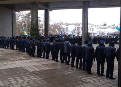 К крымскому парламенту стягиваются тысячи митингующих