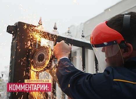 Турчинов поручил немедленно спилить забор вокруг Рады