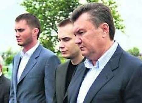 Янукович и его оба сына уже в России — СМИ