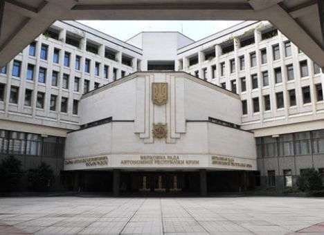 В здании крымского Парламента находится около 60 человек с автоматами и гранатометами