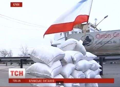 Въезды в Крым завалили бетонными блоками и мешками с песком (ФОТО, ВИДЕО)