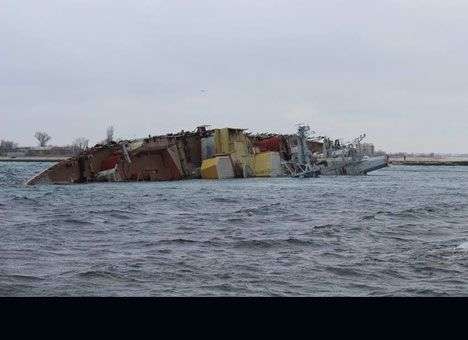Военные РФ затопили свой корабль, чтобы заблокировать выход в море, – Минобороны (ФОТО)