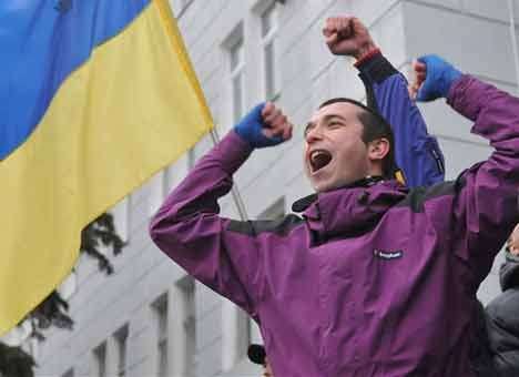 Поддержать украинцев в России вышли десятки тысяч людей