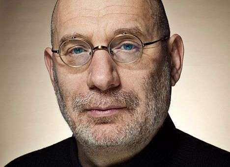 Борис Акунин предрекает скорое банкротство России и революцию в стране