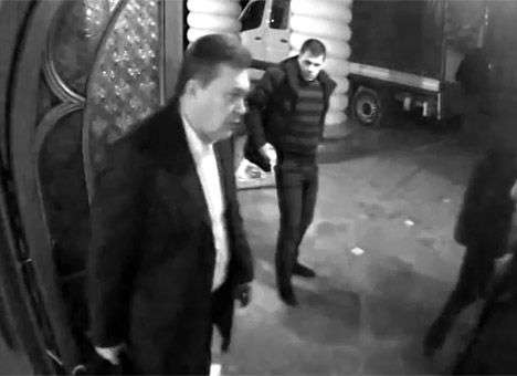 В сети появилось видео того, как Янукович бежал из «Межигорья» (ВИДЕО)