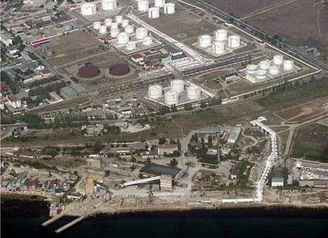 Дружинникики Аксенова захватили нефтебазу в Феодосии