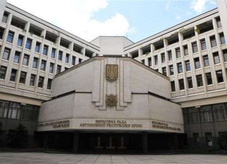 С фасада крымского парламента сорвали герб Украины (ФОТО)