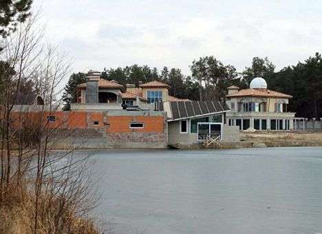 Прокуратура взялась за застройку побережья Голубого озера под Киевом