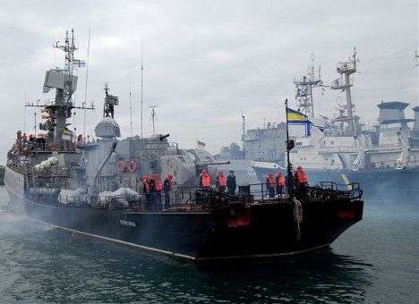Российские военные в Крыму бросают боевые гранаты рядом с украинским кораблем