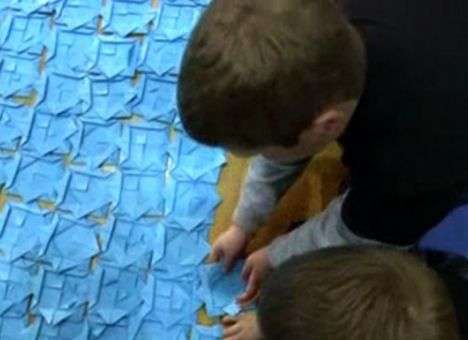 Мировой рекорд: в Афинах собрали самую большую мозаику из оригами