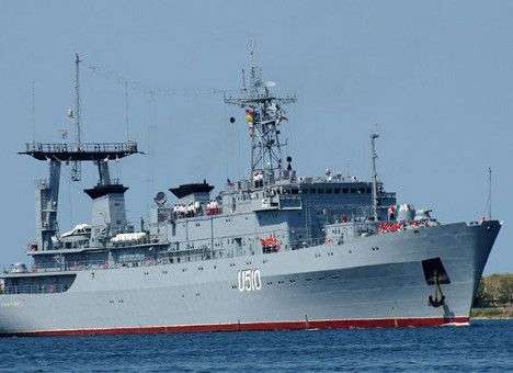 Корабль «Славутич» начал день с поднятия флага Украины под звуки гимна