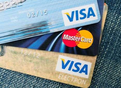 Visa и MasterCard перестали обслуживать попавший под санкции США банк «Россия»