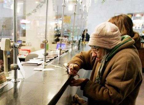 У Яценюка все равно намерены платить пенсии и зарплаты крымчанам-украинцам