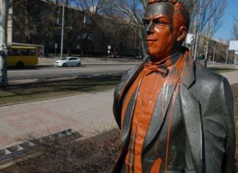 Памятник поддержавшего аннексию Крыма Кобзону в Донецке облили краской (ФОТО)