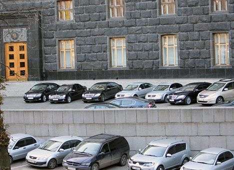 Половину автопарка органов госвласти продадут, — Яценюк