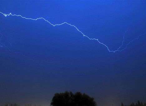 Движение по туннелю под Ла-Маншем остановлено из-за удара молнии