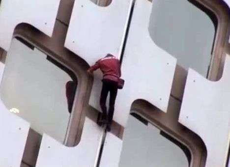 Знаменитый Человек-паук покорил 152-метровую башню в Париже (ВИДЕО)