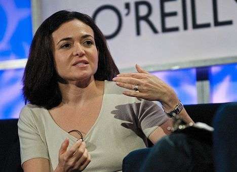Шерил Сандберг продала половину своих акций Facebook