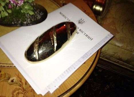 Янукович сказал, что никогда не видел золотой батон, найденный в «Межигорье»