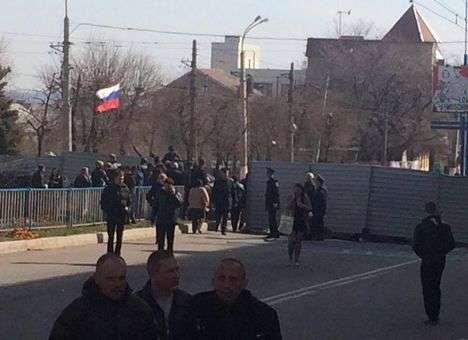 В Луганске сепаратисты захватили в СБУ оружие и перекрыли движение (ФОТО)