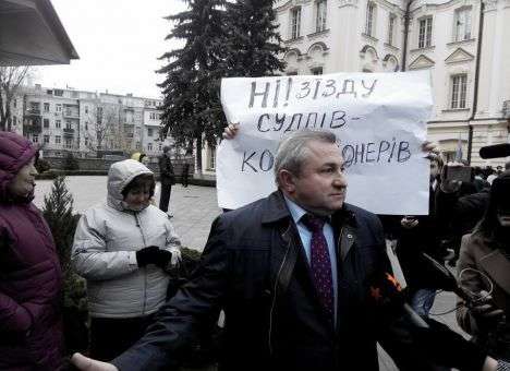 Активисты Майдана штурмом сорвали заседание съезда судей (ФОТО)