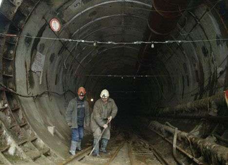 Киевские власти «похоронили» метро на Троещину, решив заменить его трамваем