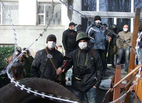 Баррикады возле донецкой СБУ усыпаны гильзами (ФОТО)