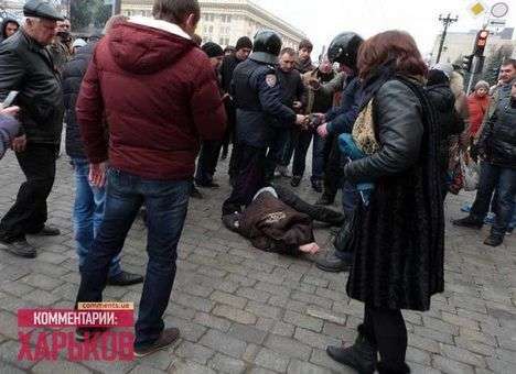 Митинг за единство Украины в Харькове закончился битами, кровью и «скорыми»