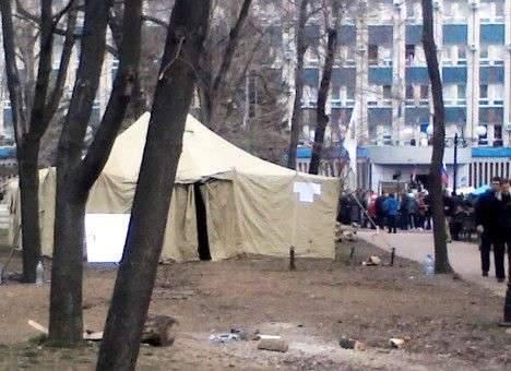 Сторонники луганских сепаратистов поставили палатки возле детской площадки (ФОТО)