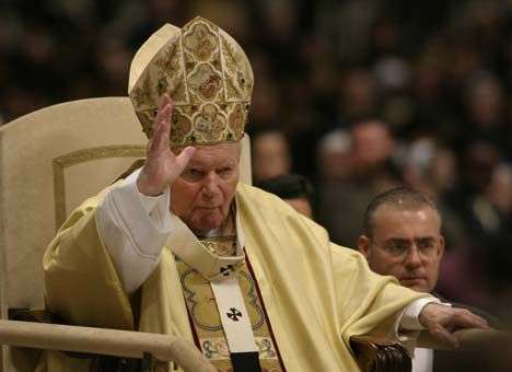 Поляки выпустили самую большую монету с фото Иоанна Павла II