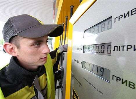 Бензин продолжает свой «полет» вслед за долларом (ТАБЛИЦА)