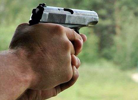 Неизвестный открыл стрельбу возле школы в США