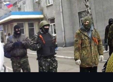 В Славянске захватили милицию и СБУ. Сепаратисты вооружают толпу (ВИДЕО)