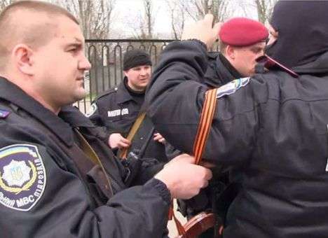 Милиция в Донецкой области приехала на митинг у Донецкого главка с «колорадскими» ленточками