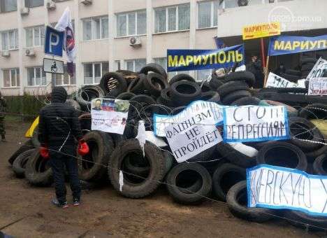 Работники Мариупольского горсовета пришли в захваченную мэрию (ФОТО)