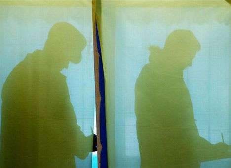 Турчинов допускает возможность проведения референдума 25 мая