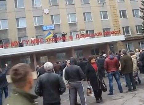 В Горловке сепаратисты захватили управление МВД и грозятся расстрелять правоохранителей (ВИДЕО)